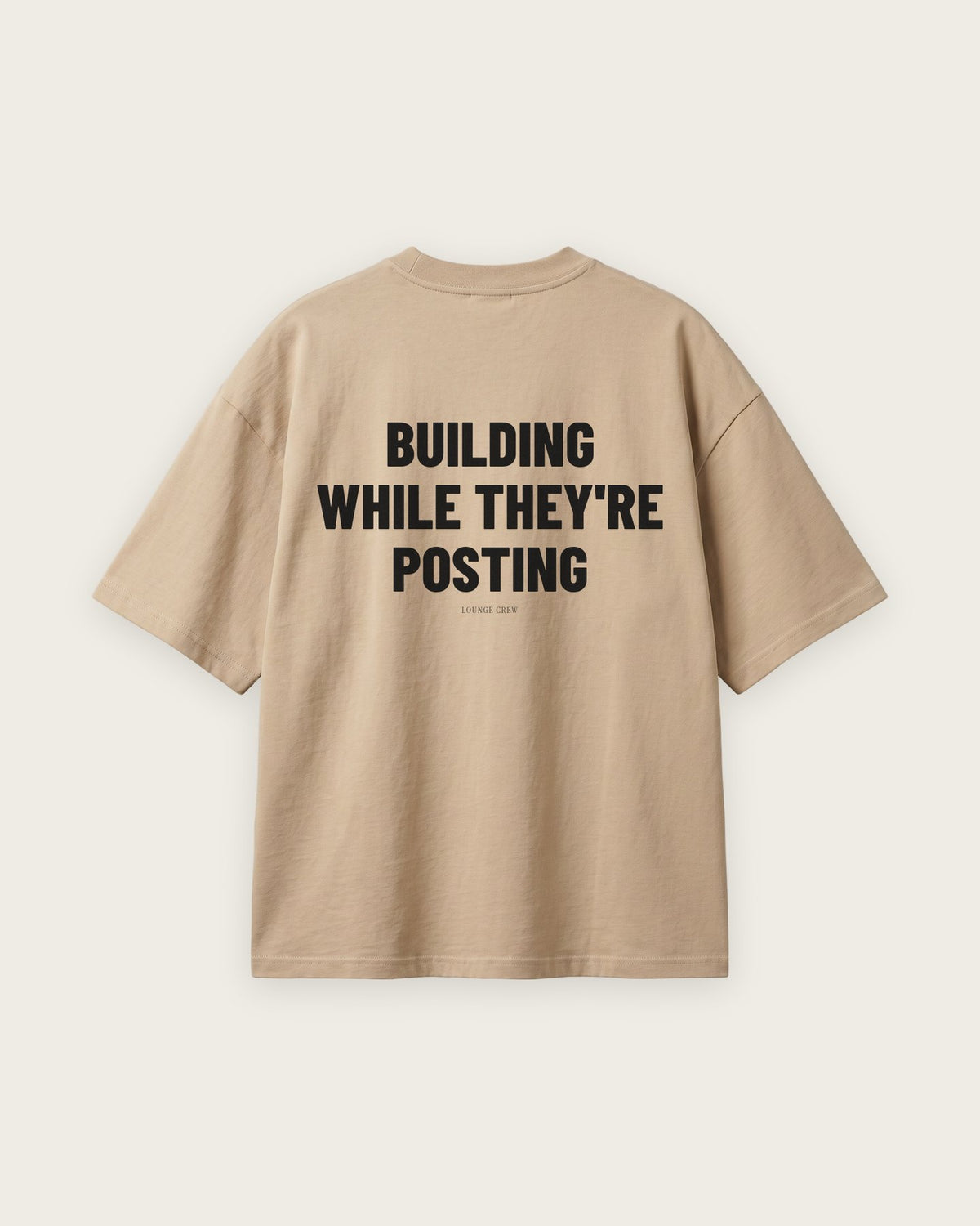 Camiseta Oversized “Building While They're Posting” — Areia