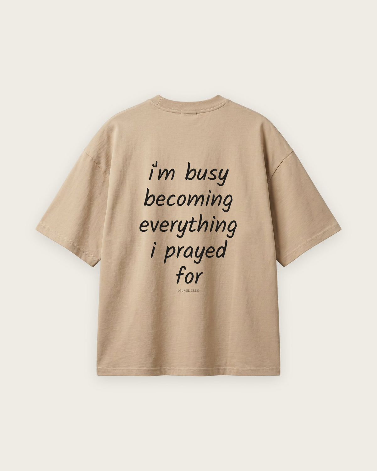 Camiseta Oversized “I'm Busy Becoming” — Areia