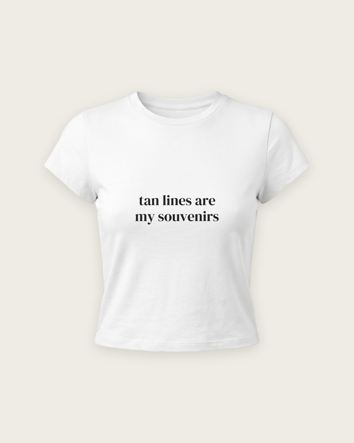 Baby Tee “Tan Lines Are My Souvenirs” — Branco