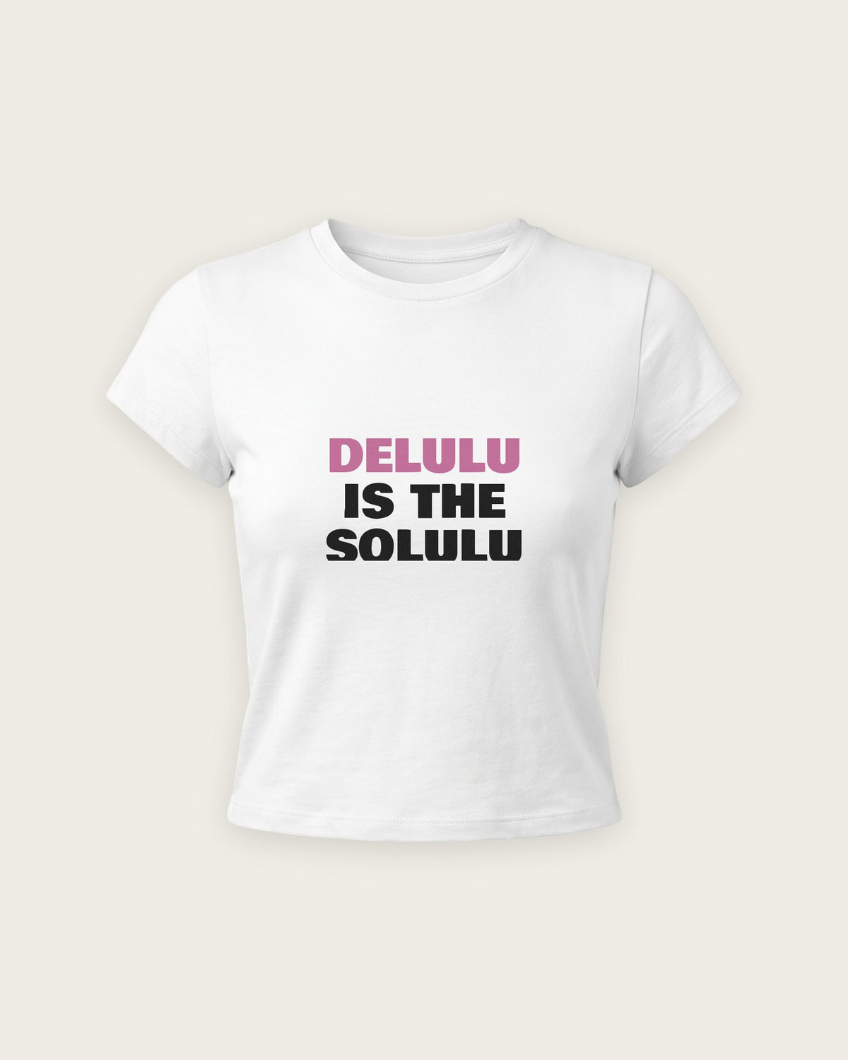 Baby Tee “Delulu Is the Solulu” — Branco