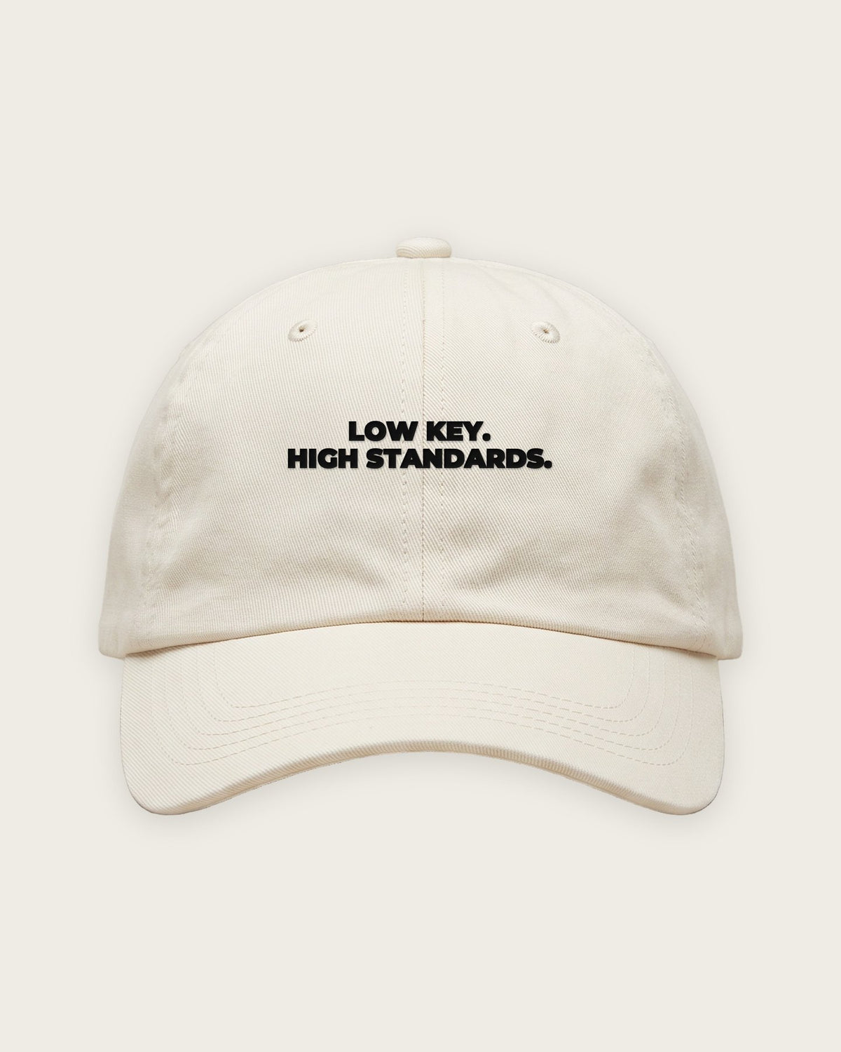 Boné Dad Hat “Low Key, High Standards” — Off-White