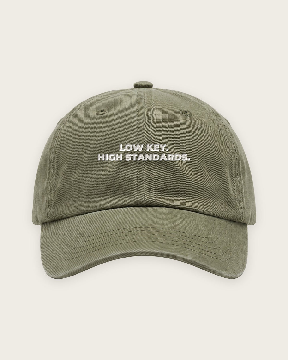 Boné Dad Hat “Low Key, High Standards” — Verde Musgo