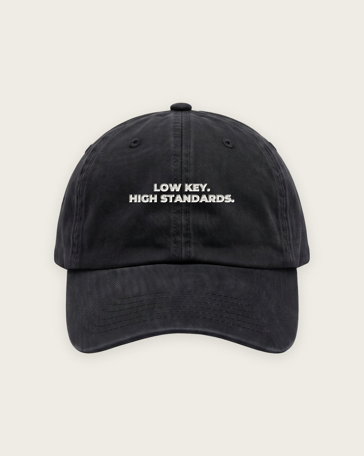 Boné Dad Hat “Low Key, High Standards” — Preto