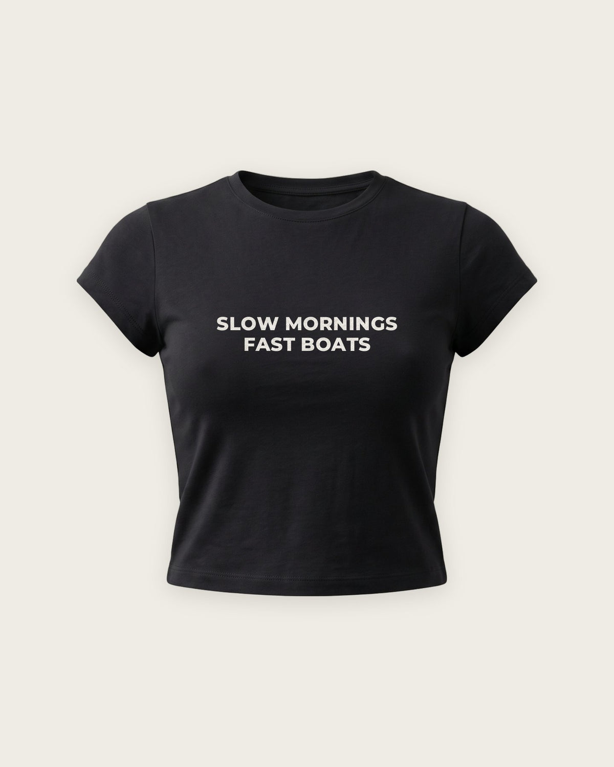 Baby Tee “Slow Mornings, Fast Boats” — Preto